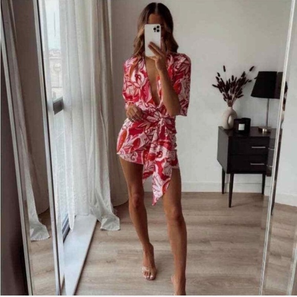 BLOGGERS FAVORITE Zara Red and White Tie Front Mini Sundress - Picture 1 of 11
